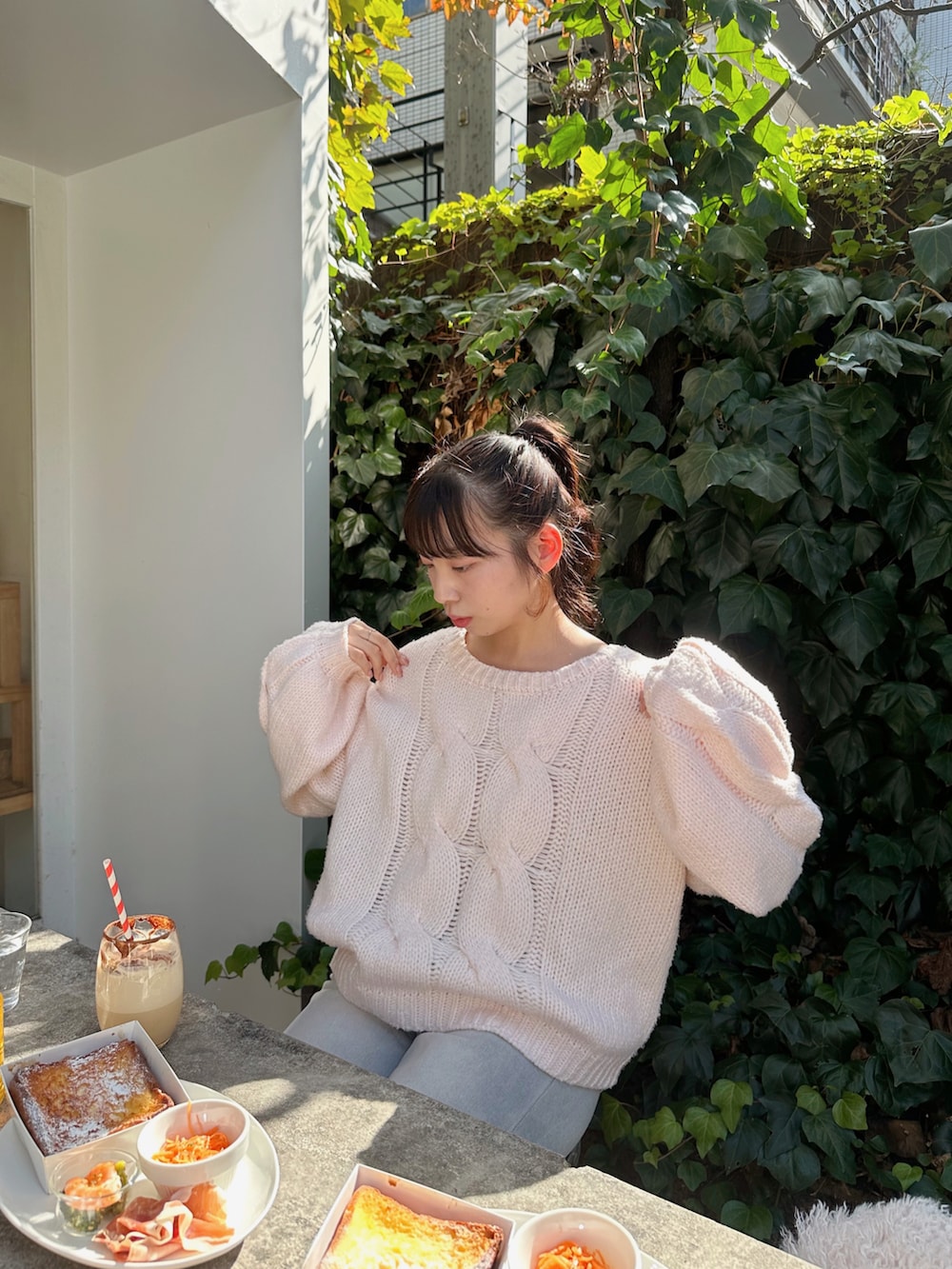 ピンク系のニット/セーターを着用したレディースの秋コーディネートの4枚目の写真