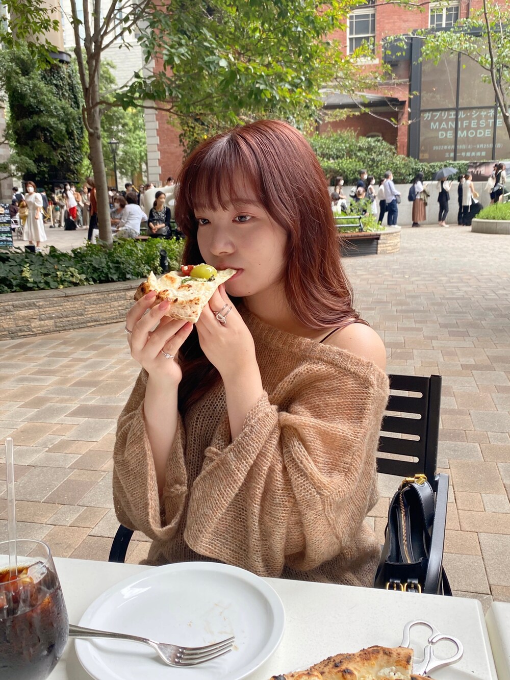 ブラウン系のニット/セーター、ブラック系のスカート、ブラック系のブーツを着用したレディースの秋コーディネートの5枚目の写真