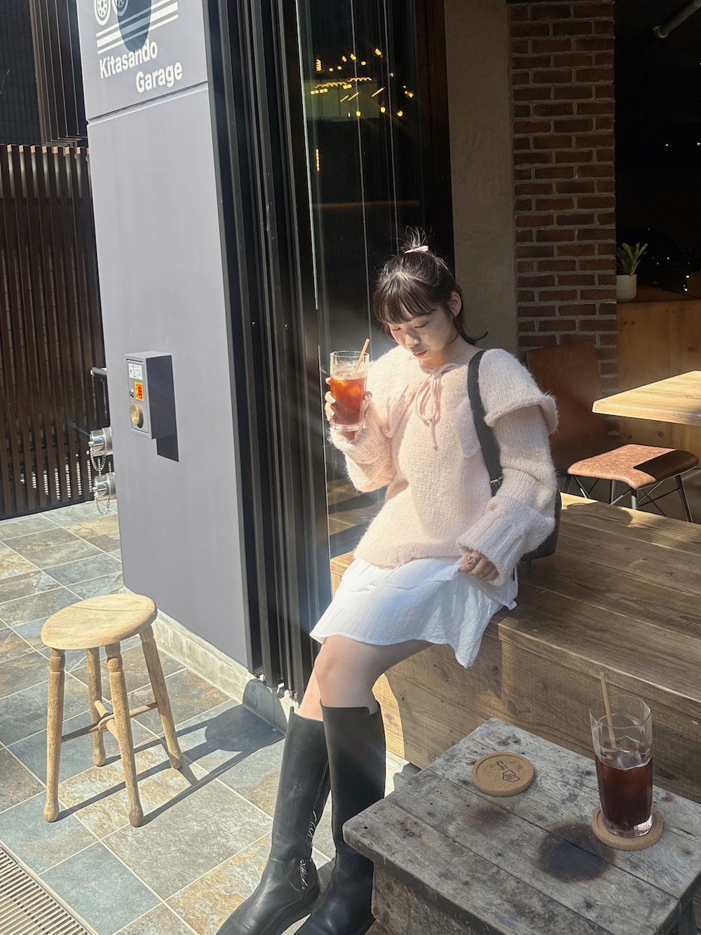 ピンク系のニット/セーターを着用したレディースの秋コーディネートの5枚目の写真