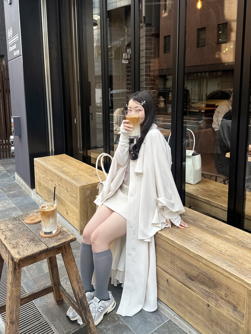 ホワイト系のトレンチコート、パープル系のトップス、ピンク系のその他を着用したレディースの春コーディネートの4枚目の写真