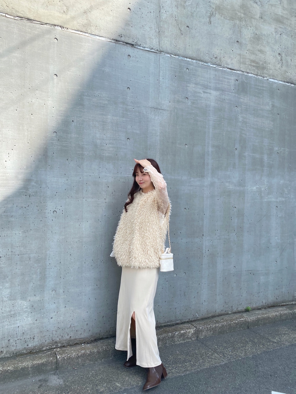 ホワイト系のその他アウター、ホワイト系のワンピース、ブラウン系のブーツを着用したレディースの秋コーディネートの5枚目の写真