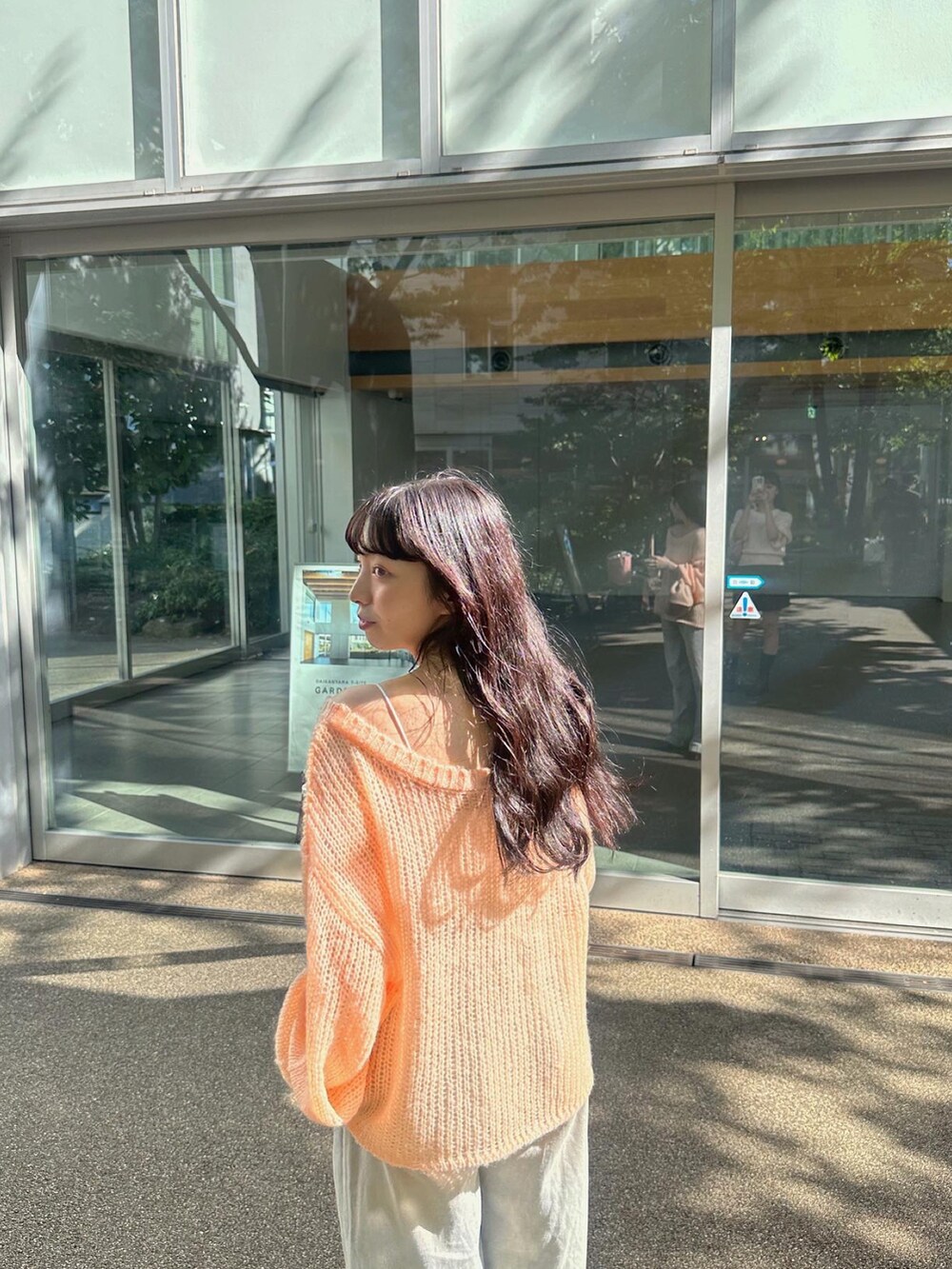 ピンク系のニット/セーターを着用したレディースの秋コーディネートの3枚目の写真