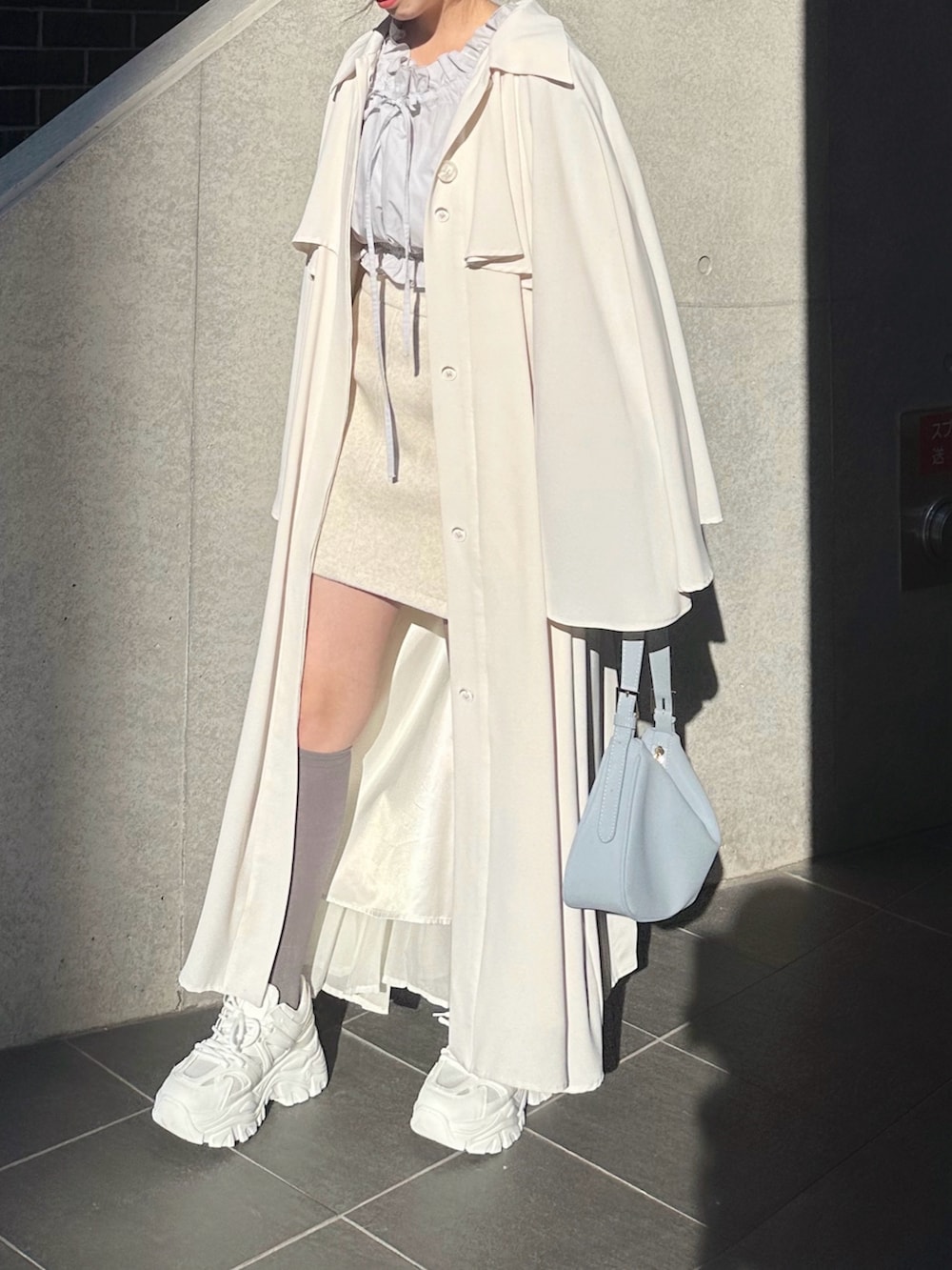 ホワイト系のトレンチコート、ピンク系のその他を着用したレディースの春コーディネートの4枚目の写真