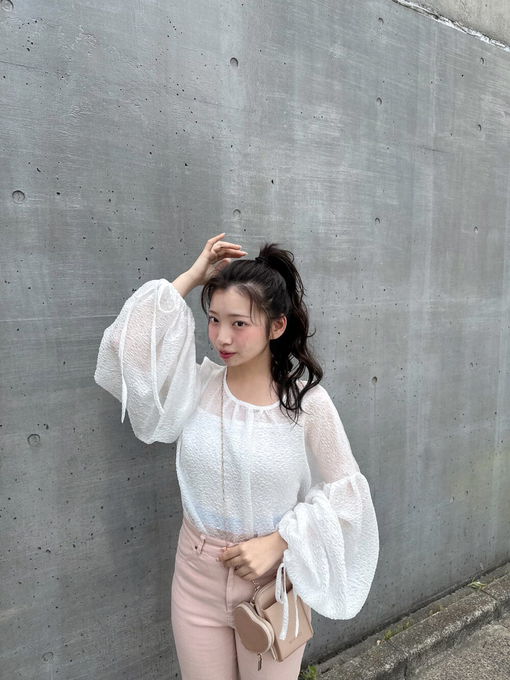 ピンク系のデニムパンツ、ホワイト系のシャツ/ブラウスを着用したレディースの夏コーディネートの2枚目の写真