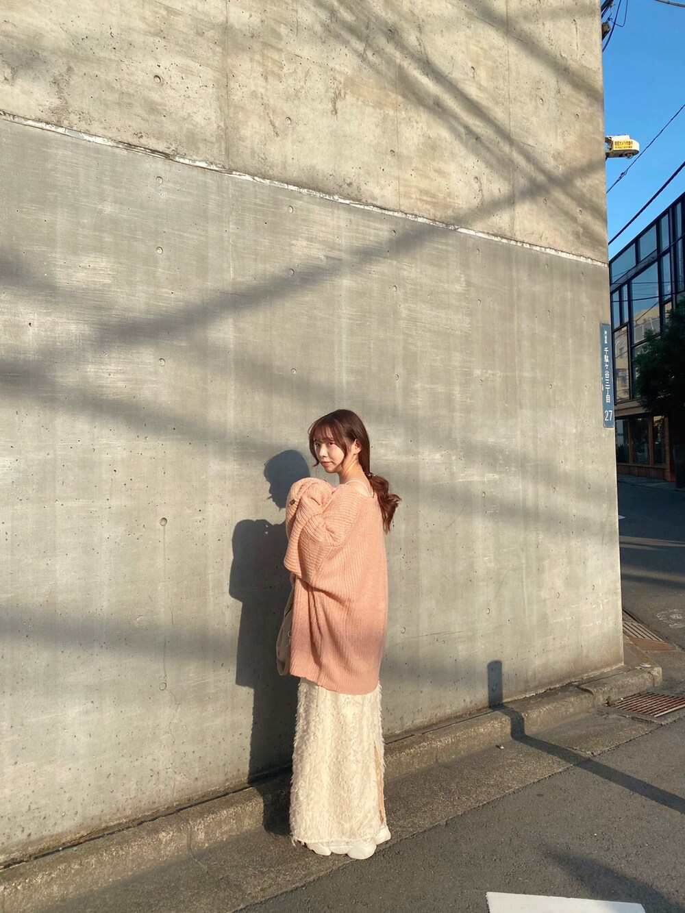 ホワイト系のワンピース、ピンク系のカーディガン/ボレロを着用したレディースの秋コーディネートの3枚目の写真