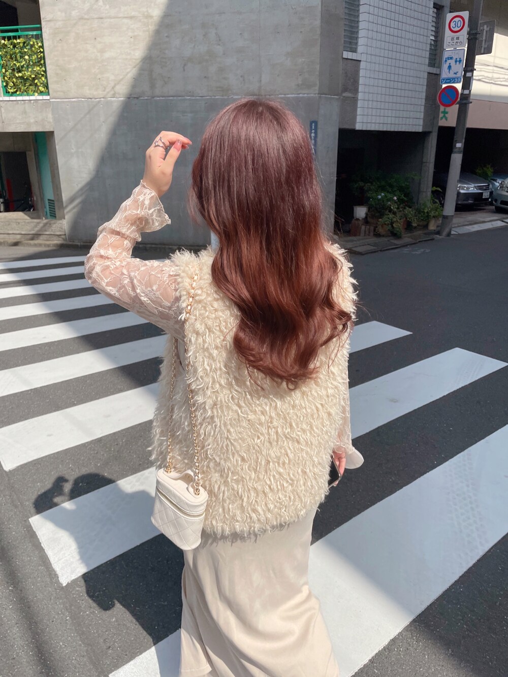 ホワイト系のその他アウター、ホワイト系のワンピース、ブラウン系のブーツを着用したレディースの秋コーディネートの3枚目の写真