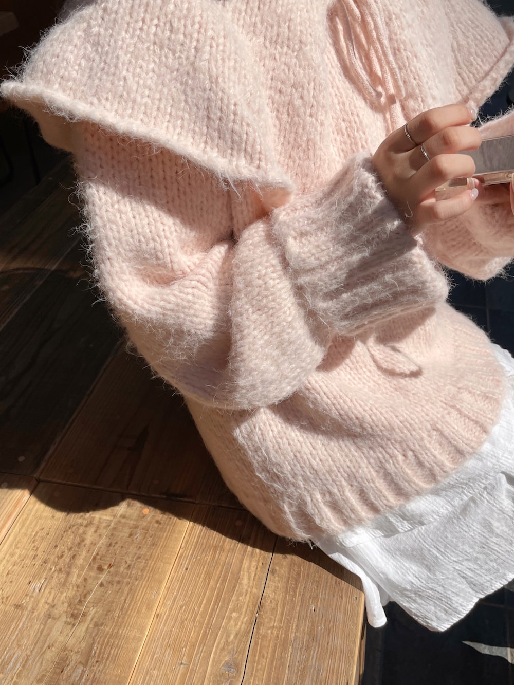 ピンク系のニット/セーターを着用したレディースの秋コーディネートの4枚目の写真