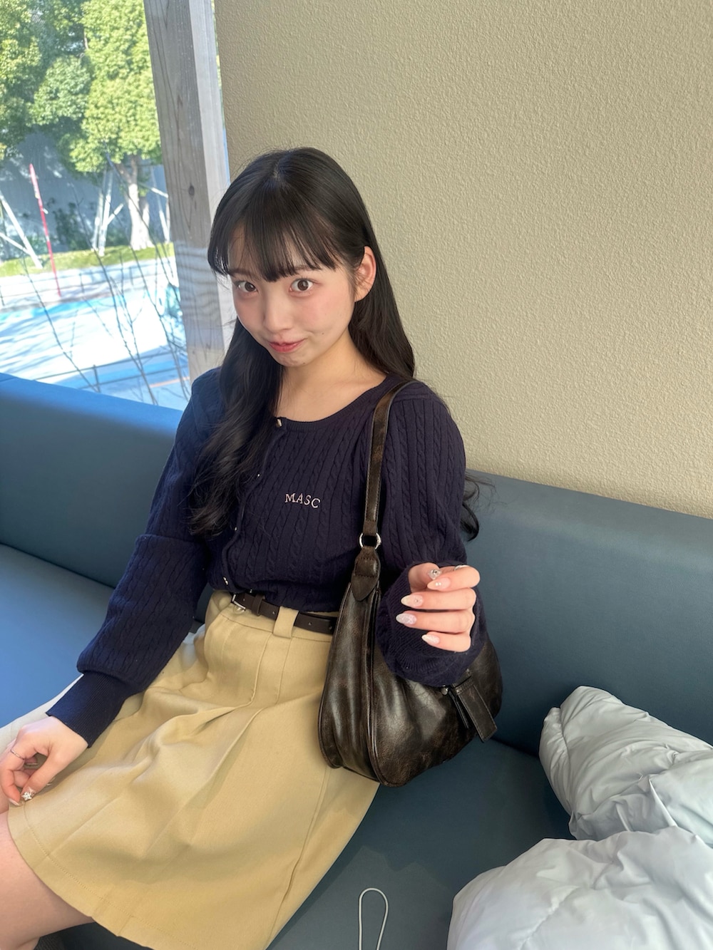 ブルー系のカーディガン/ボレロ、ピンク系のその他を着用したレディースの春コーディネートの3枚目の写真