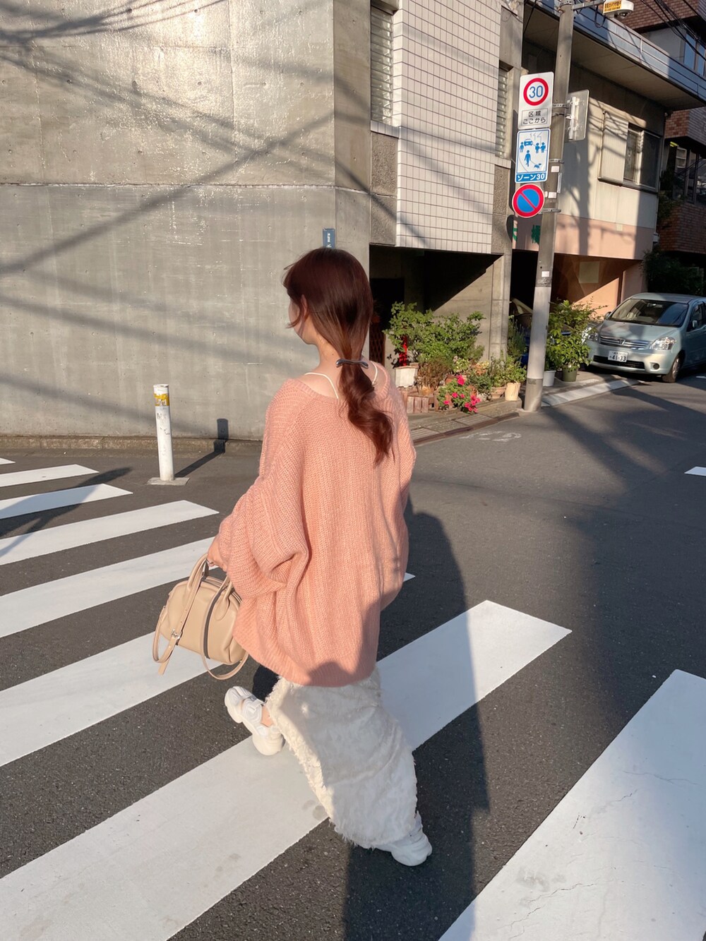 ホワイト系のワンピース、ピンク系のカーディガン/ボレロを着用したレディースの秋コーディネートの4枚目の写真