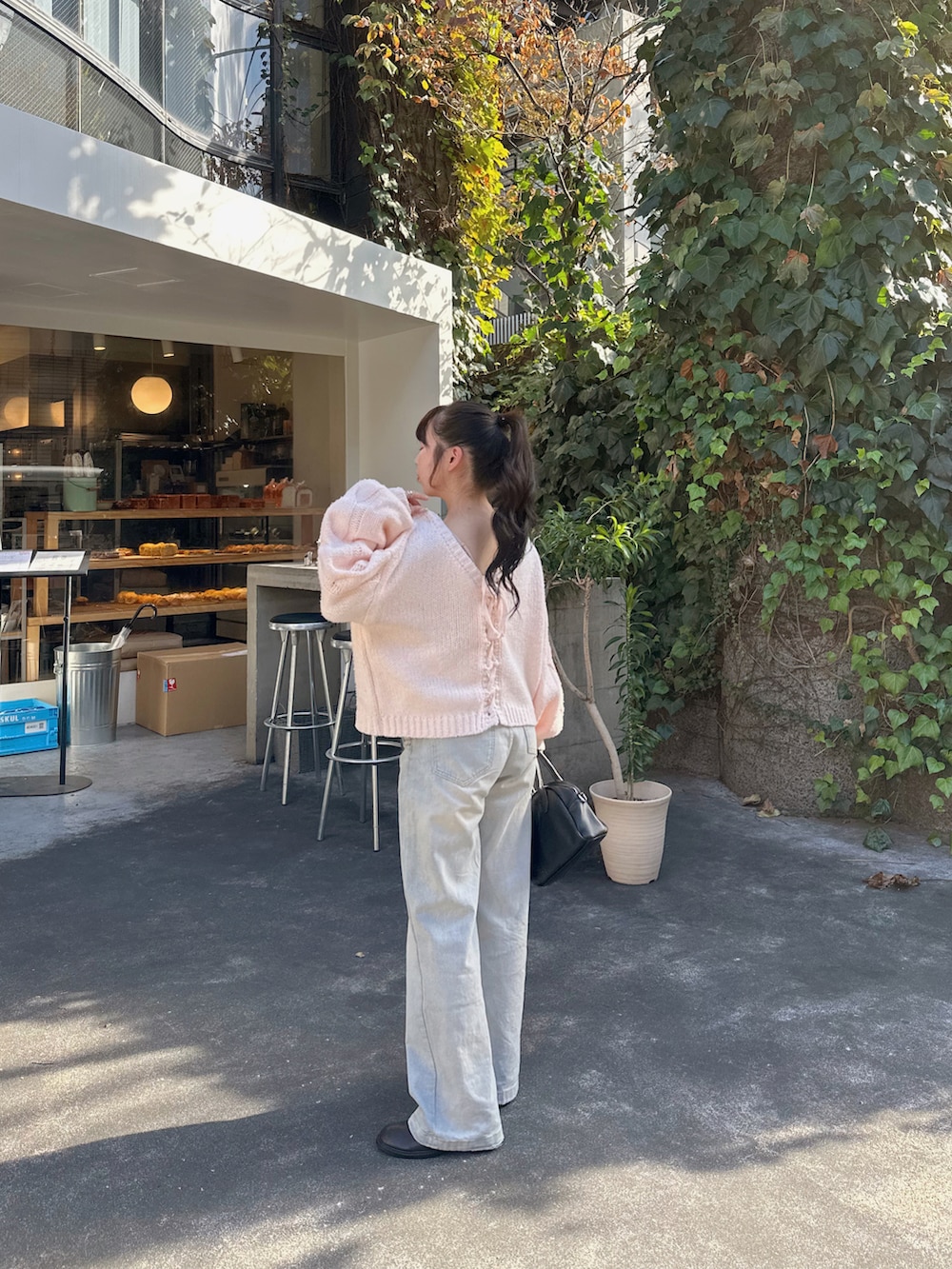 ピンク系のニット/セーターを着用したレディースの秋コーディネートの2枚目の写真