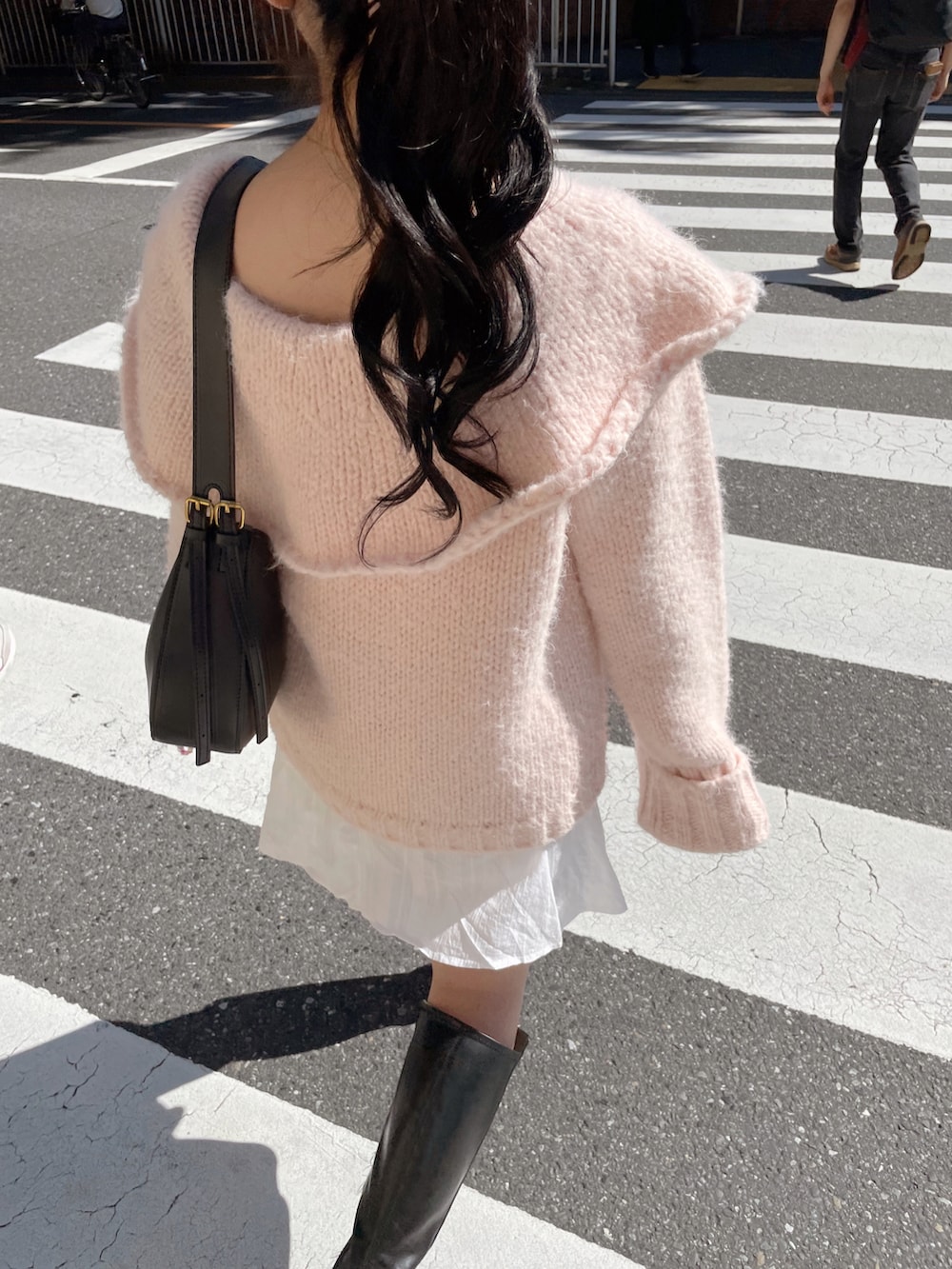 ピンク系のニット/セーターを着用したレディースの秋コーディネートの3枚目の写真