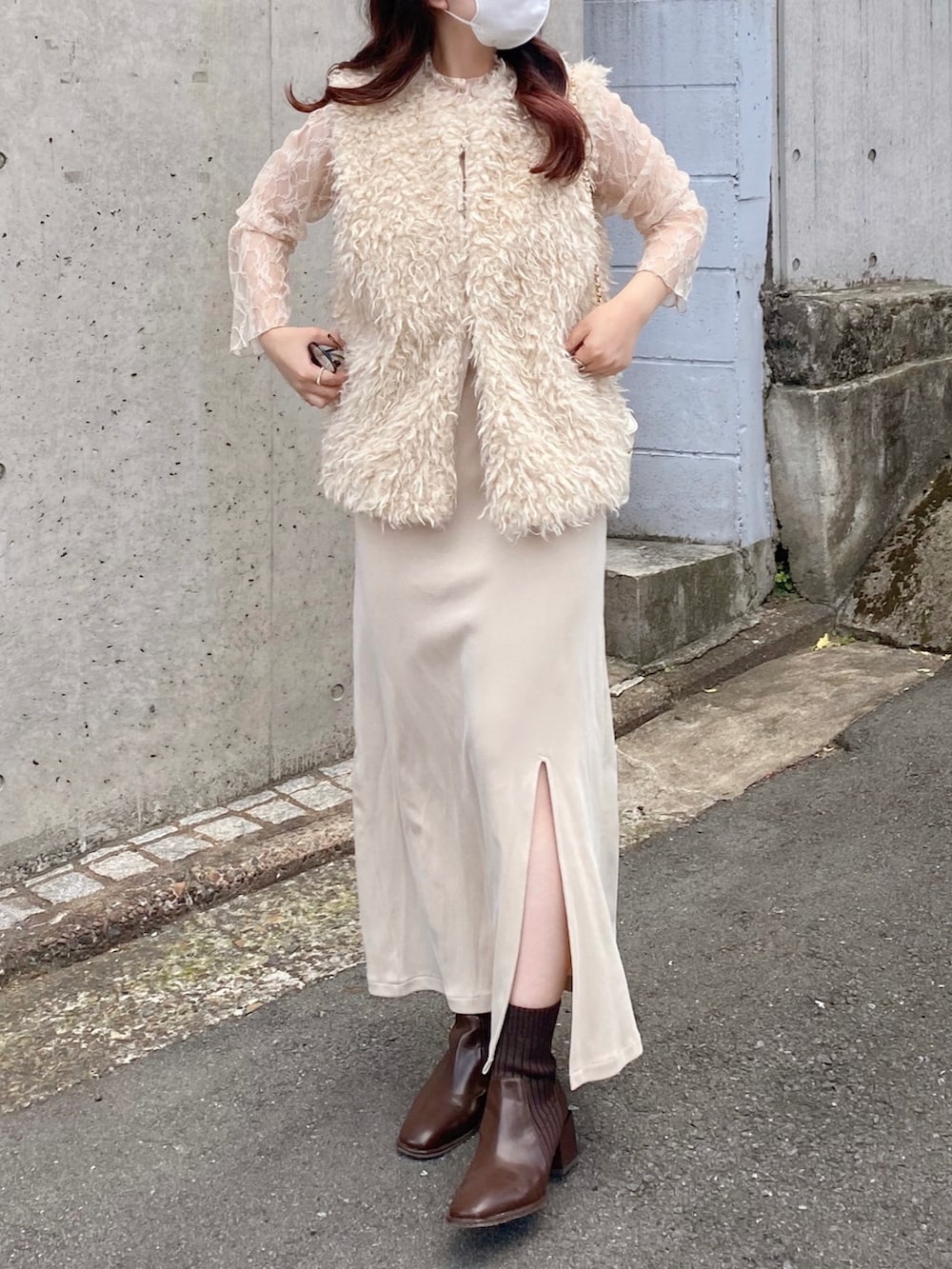 ホワイト系のその他アウター、ホワイト系のワンピース、ブラウン系のブーツを着用したレディースの秋コーディネートの4枚目の写真