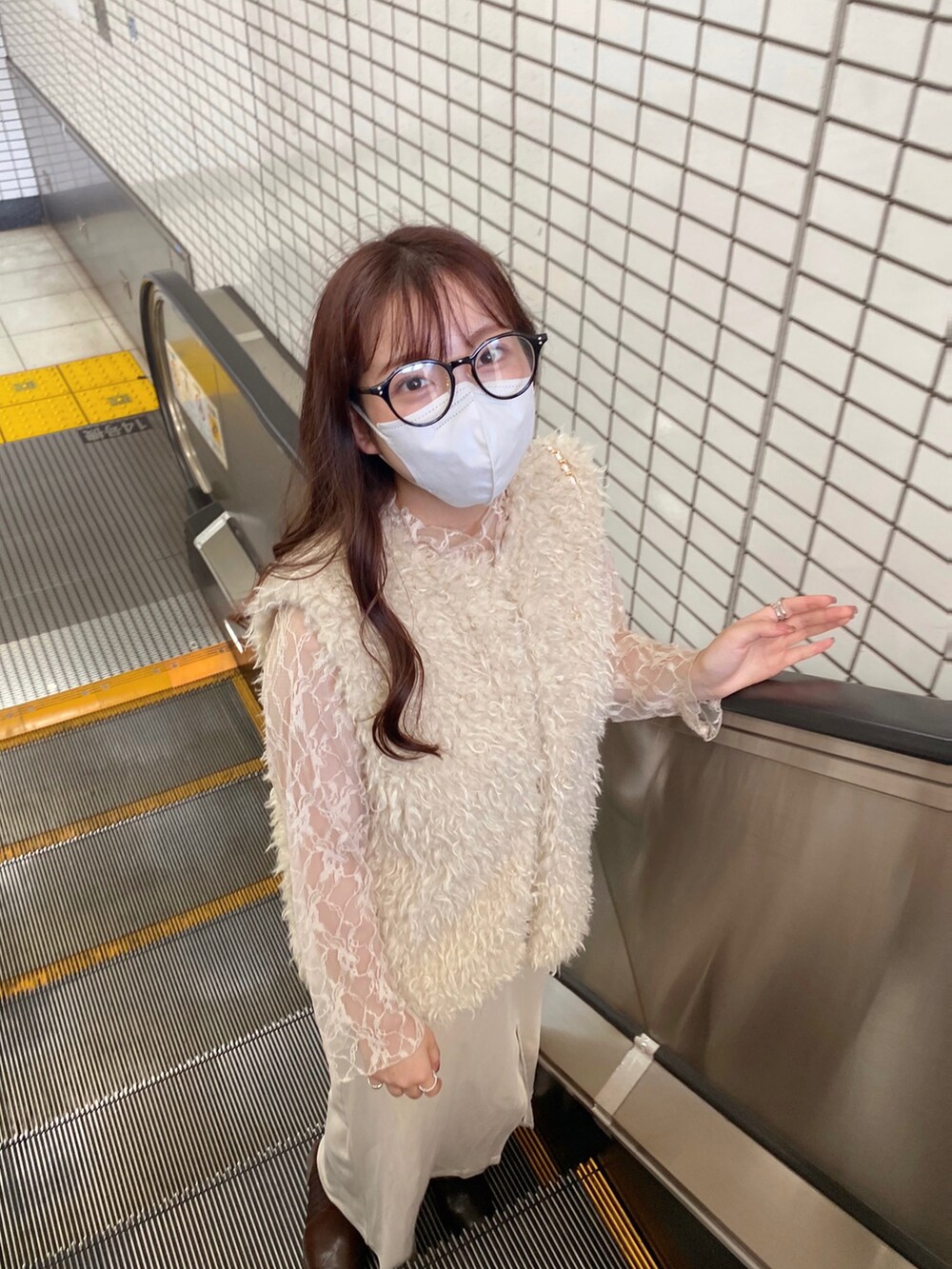 ホワイト系のその他アウター、ホワイト系のワンピース、ブラウン系のブーツを着用したレディースの秋コーディネートの2枚目の写真