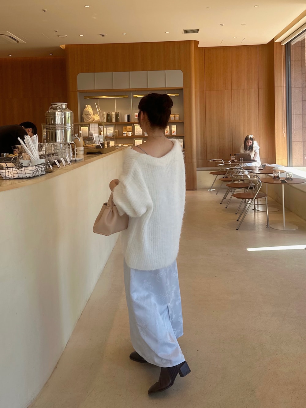 ホワイト系のカーディガン/ボレロ、ブルー系のワンピースを着用したレディースの秋コーディネートの2枚目の写真