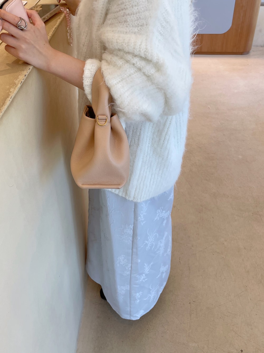 ホワイト系のカーディガン/ボレロ、ブルー系のワンピースを着用したレディースの秋コーディネートの4枚目の写真