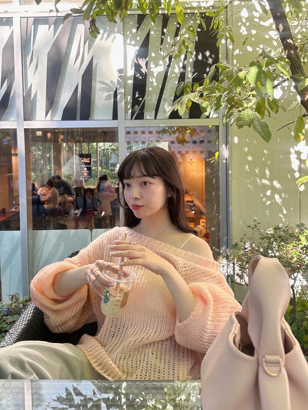 ピンク系のニット/セーターを着用したレディースの秋コーディネートの2枚目の写真