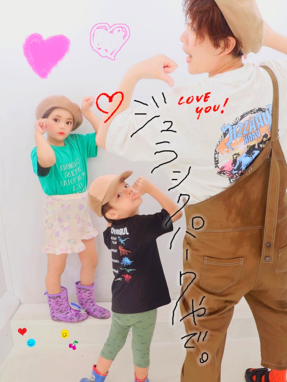 ブラック系のTシャツ/カットソーを着用したレディースの秋コーディネートの2枚目の写真