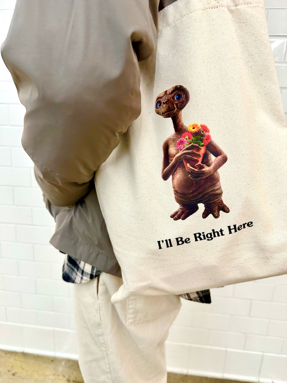 「E.T.、カジュアルコーデ、キャラクター」｜「BIRTHDAY BARの「E.T.」トートバッグ（トートバッグ、ベージュ系）」を使った、tobiさん（メンズ・174cm）の秋コーディネートの2枚目の写真