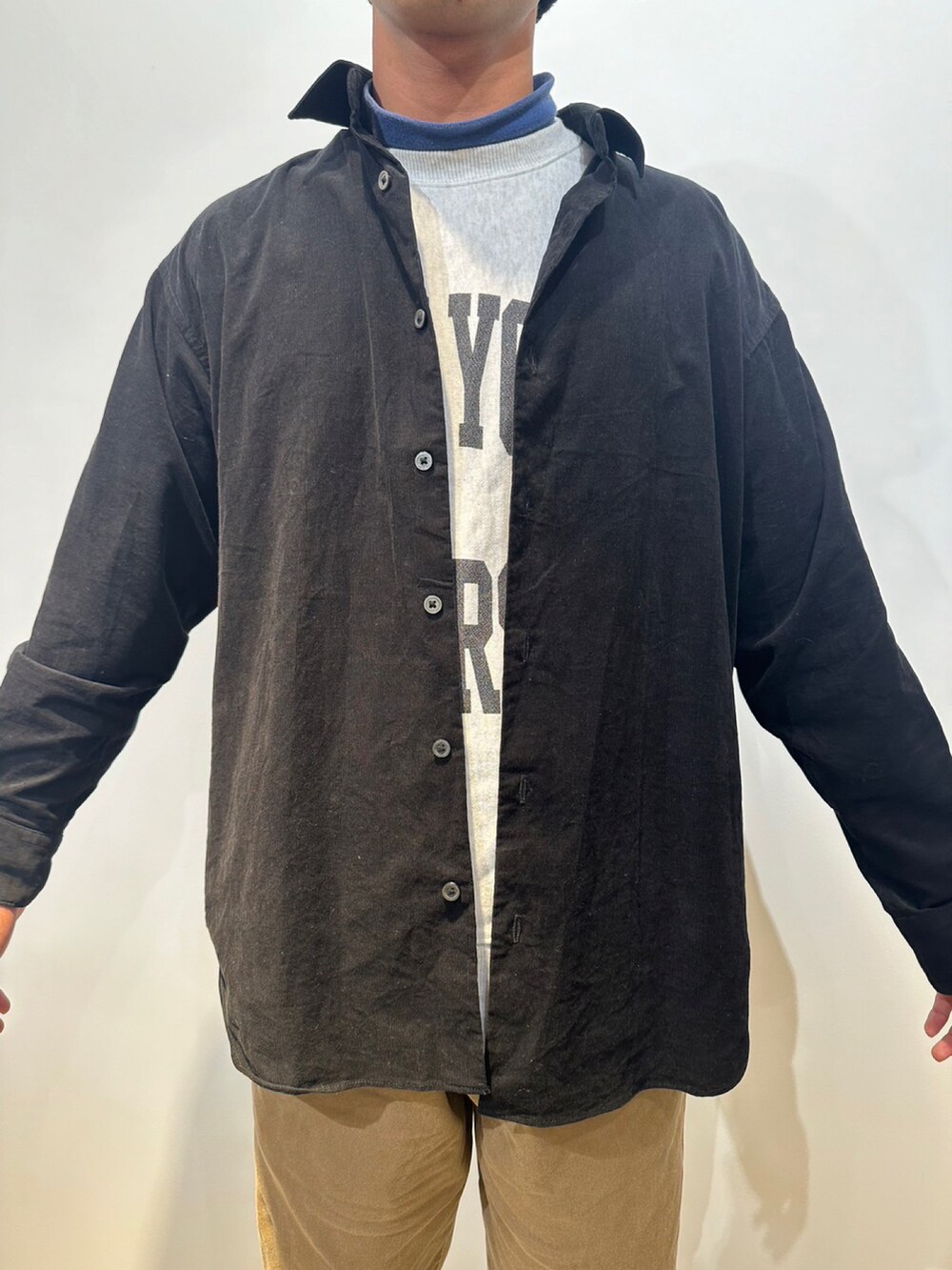 ブラック系のシャツ/ブラウスを着用したメンズの冬コーディネートの4枚目の写真