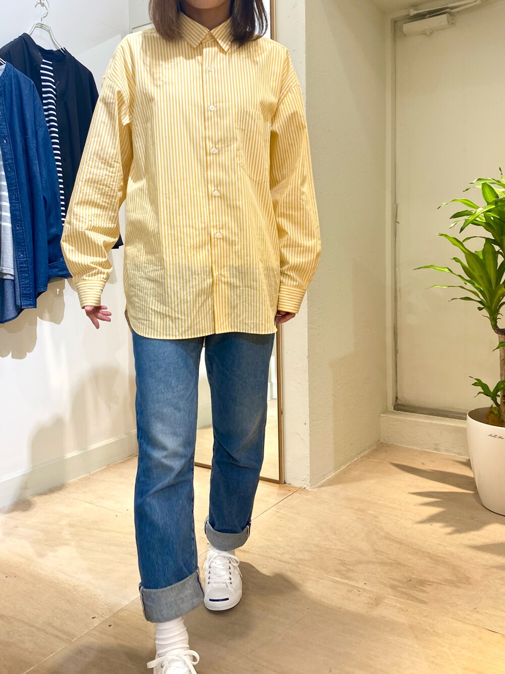 イエロー系のシャツ/ブラウスを着用したレディースの秋コーディネートの5枚目の写真