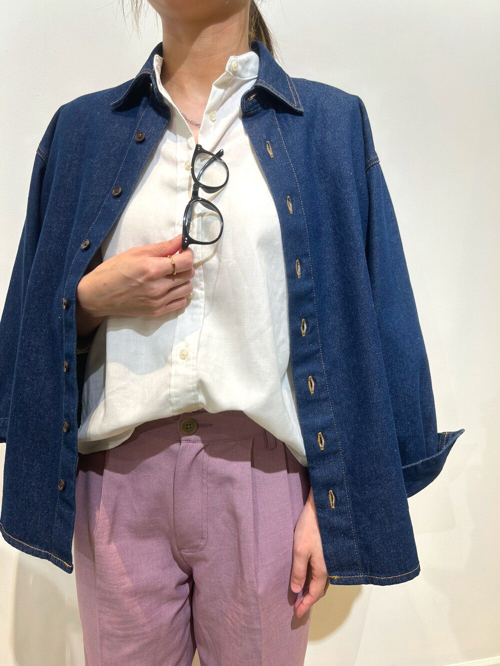 ブルー系のシャツ/ブラウス、ホワイト系のシャツ/ブラウス、ピンク系のスラックスを着用したレディースの秋コーディネートの3枚目の写真