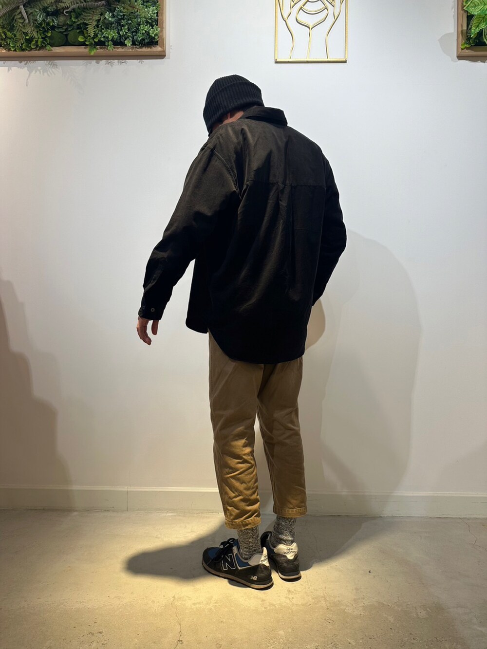 ブラック系のシャツ/ブラウスを着用したメンズの冬コーディネートの3枚目の写真