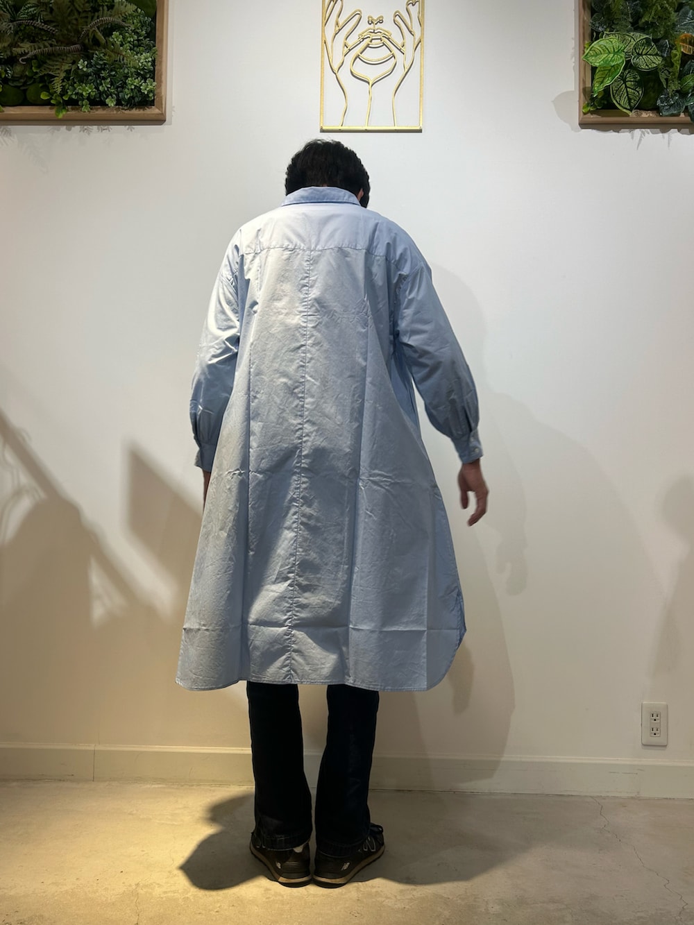 ブルー系のシャツワンピース、ブルー系のスニーカーを着用したメンズの冬コーディネートの3枚目の写真