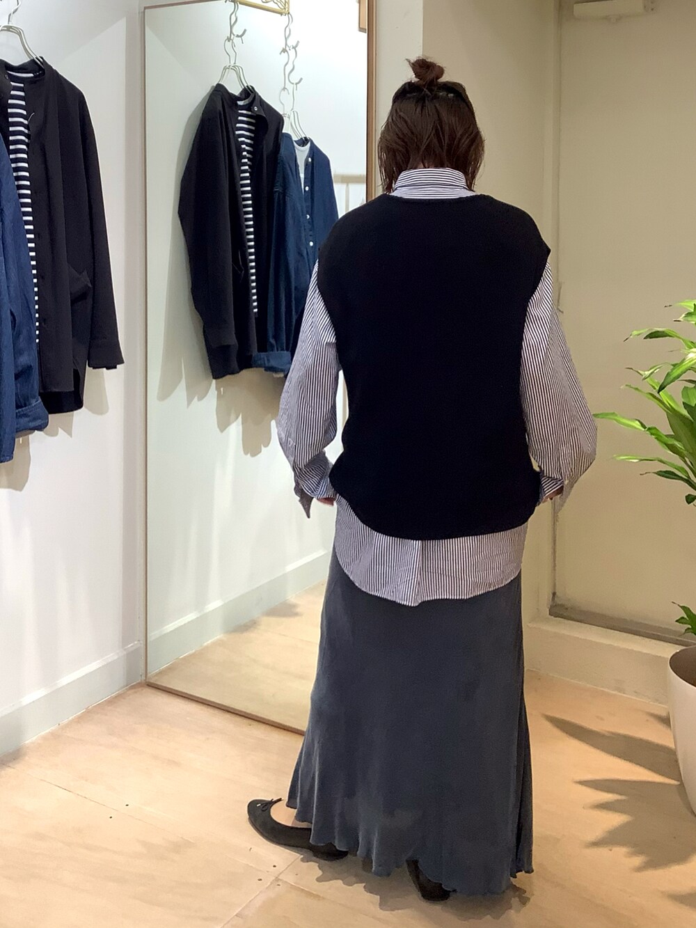 ブルー系のシャツ/ブラウスを着用したレディースの秋コーディネートの3枚目の写真