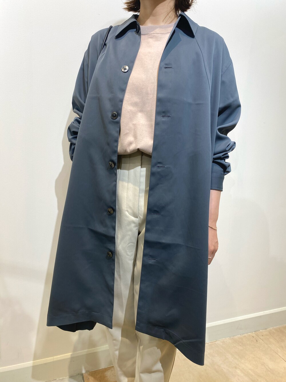 ホワイト系のパンツ、ピンク系のTシャツ/カットソー、ブラック系のショルダーバッグを着用したレディースの秋コーディネートの5枚目の写真