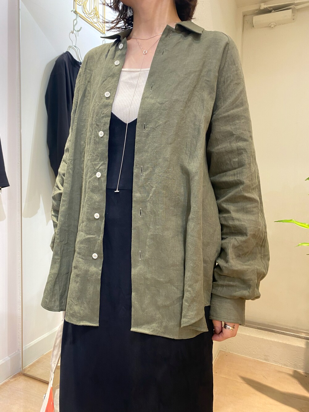 グリーン系のシャツ/ブラウス、ホワイト系のトートバッグを着用したレディースの秋コーディネートの5枚目の写真