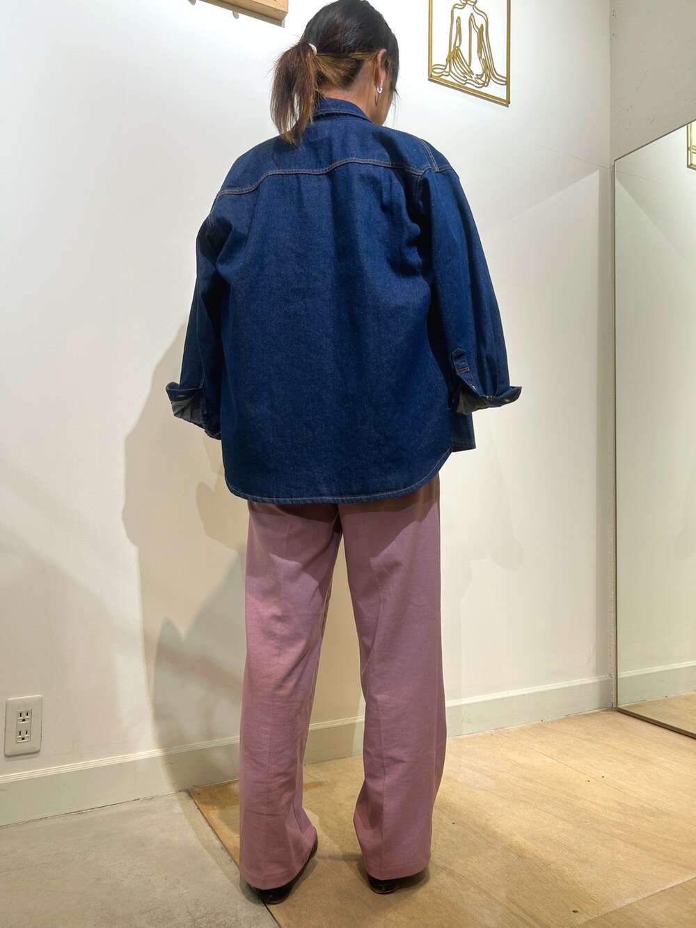 ブルー系のシャツ/ブラウス、ホワイト系のシャツ/ブラウス、ピンク系のスラックスを着用したレディースの秋コーディネートの2枚目の写真