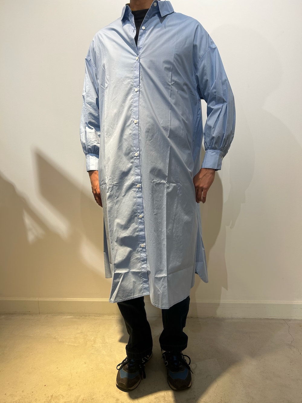 ブルー系のシャツワンピース、ブルー系のスニーカーを着用したメンズの冬コーディネートの4枚目の写真