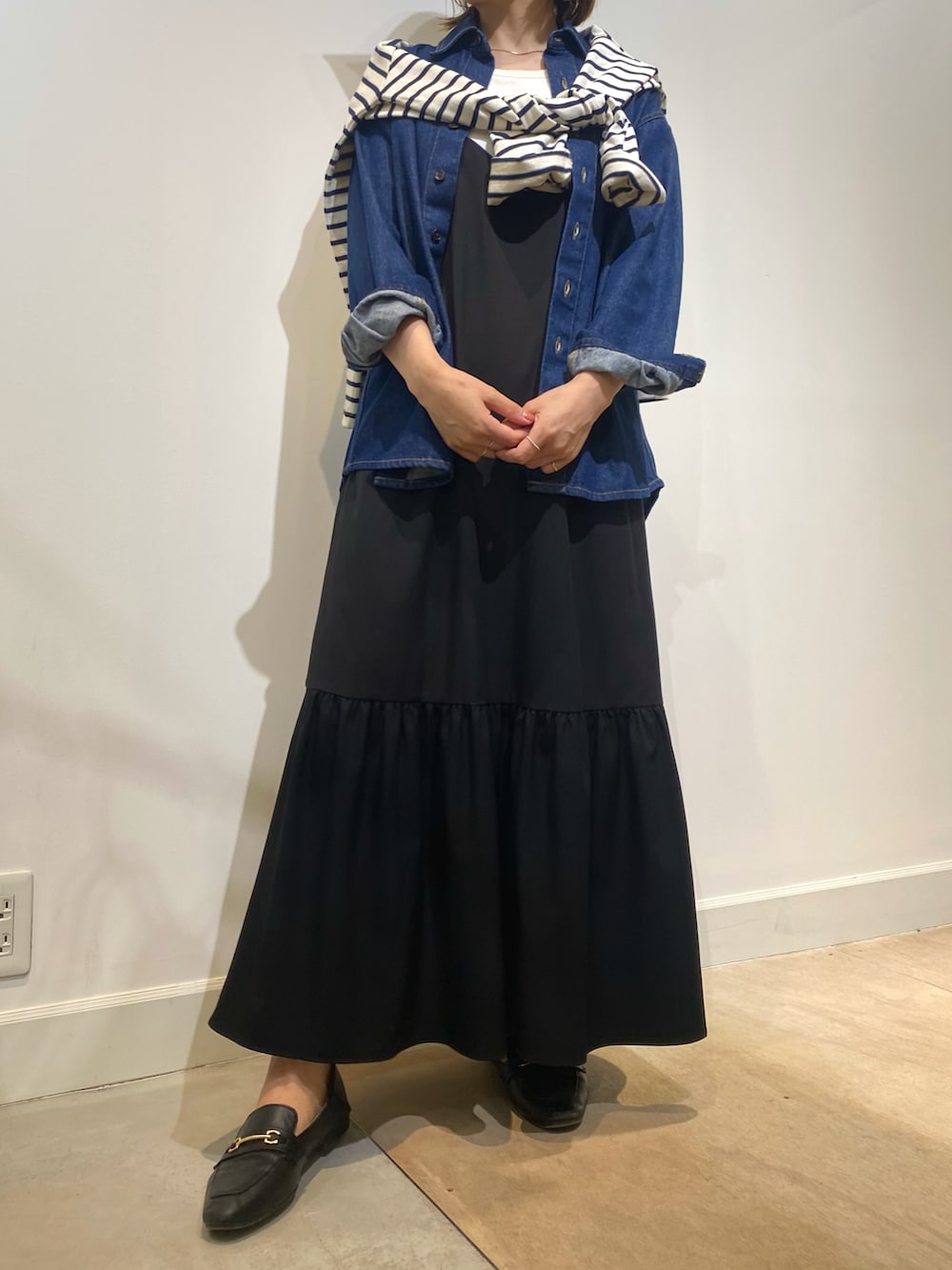 ブルー系のシャツ/ブラウス、ホワイト系のTシャツ/カットソー、ホワイト系のタンクトップを着用したレディースの秋コーディネートの3枚目の写真