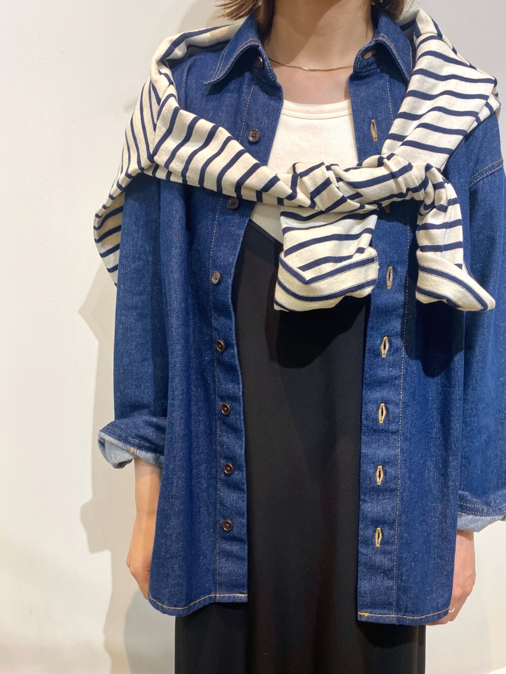 ブルー系のシャツ/ブラウス、ホワイト系のTシャツ/カットソー、ホワイト系のタンクトップを着用したレディースの秋コーディネートの4枚目の写真