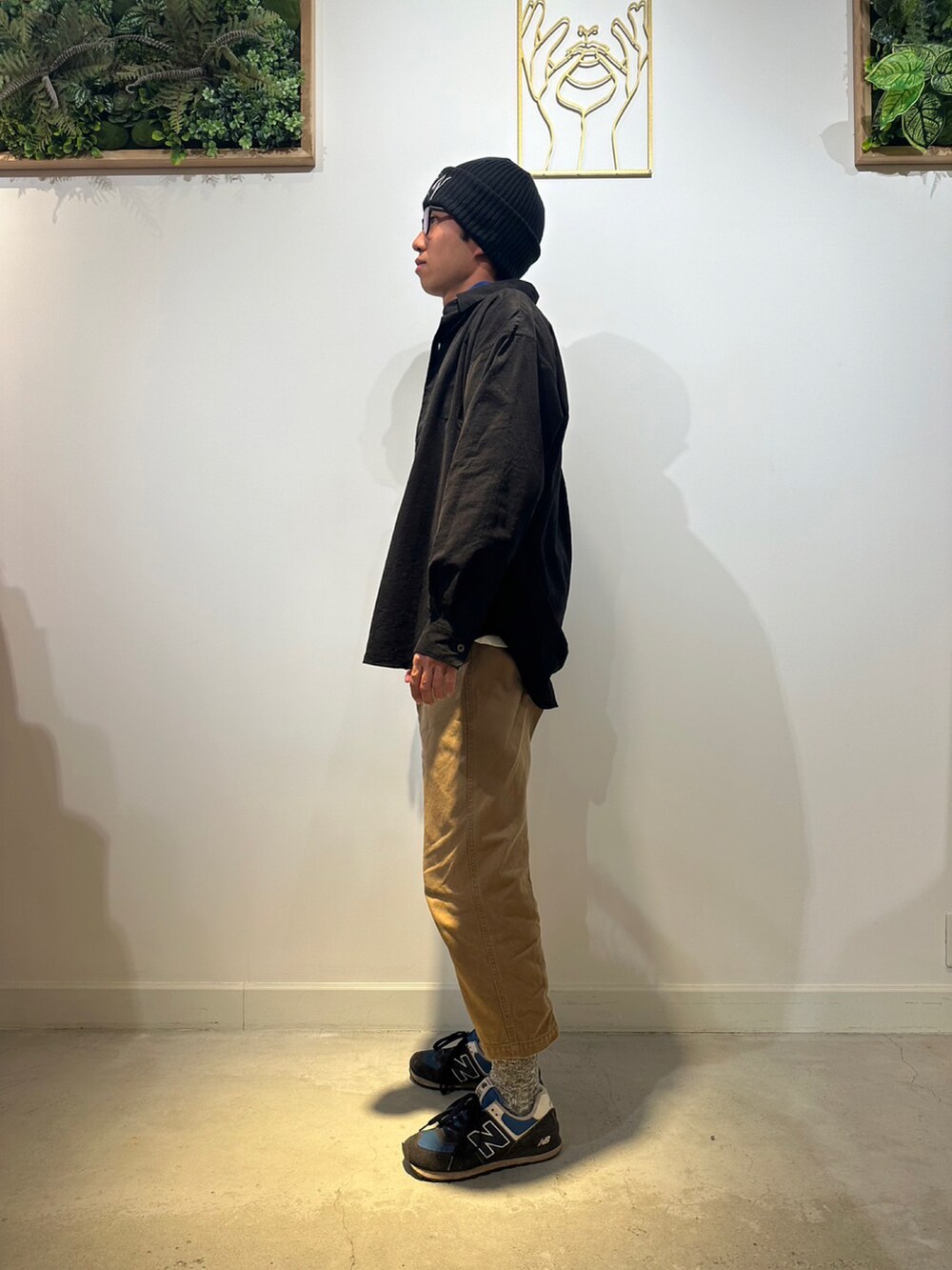 ブラック系のシャツ/ブラウスを着用したメンズの冬コーディネートの2枚目の写真