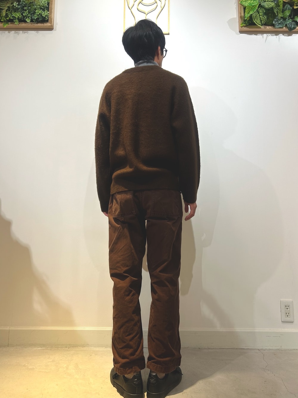 ブラウン系のカーディガン/ボレロ、グレー系のニット/セーター、ブラウン系のパンツを着用したレディースの冬コーディネートの3枚目の写真