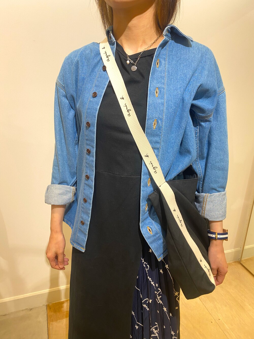 ブルー系のシャツ/ブラウス、ブラック系のワンピース、ブラック系のショルダーバッグを着用したレディースの夏コーディネートの2枚目の写真