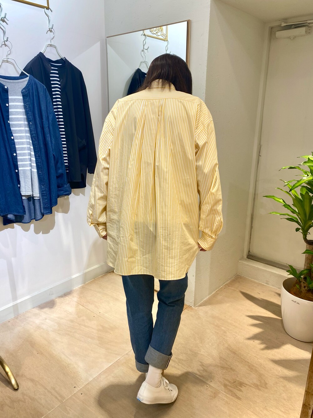 イエロー系のシャツ/ブラウスを着用したレディースの秋コーディネートの4枚目の写真