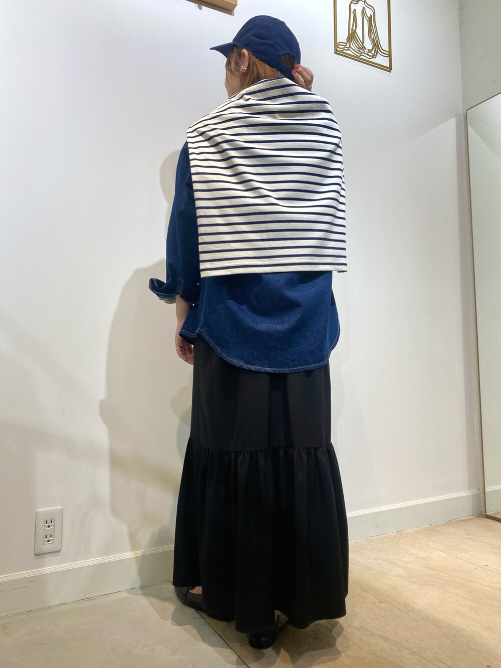 ブルー系のシャツ/ブラウス、ホワイト系のTシャツ/カットソー、ホワイト系のタンクトップを着用したレディースの秋コーディネートの2枚目の写真