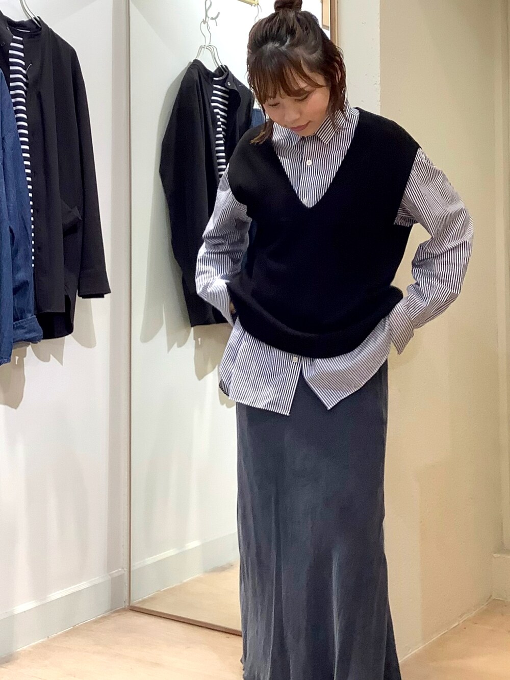 ブルー系のシャツ/ブラウスを着用したレディースの秋コーディネートの4枚目の写真