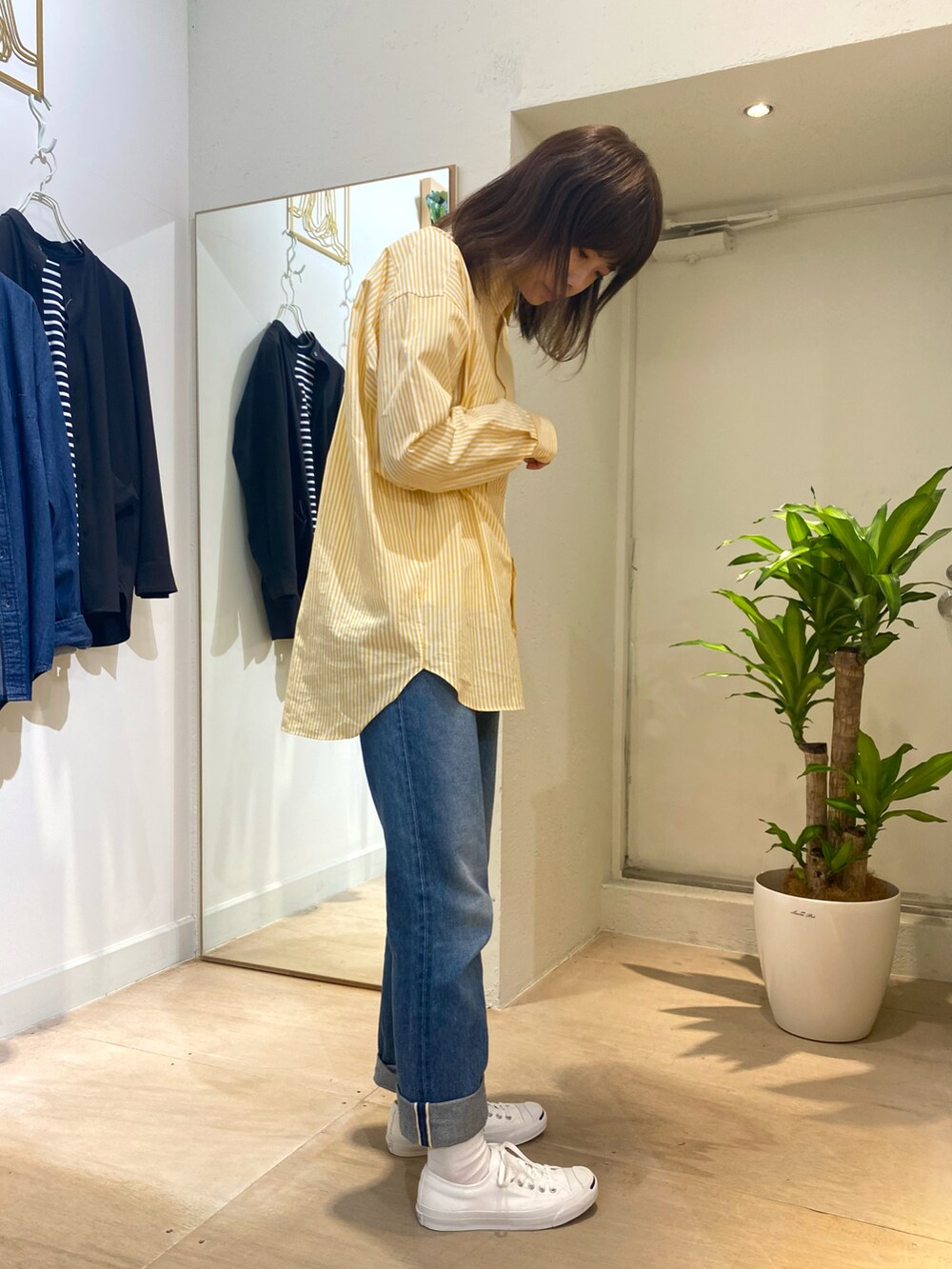 イエロー系のシャツ/ブラウスを着用したレディースの秋コーディネートの3枚目の写真