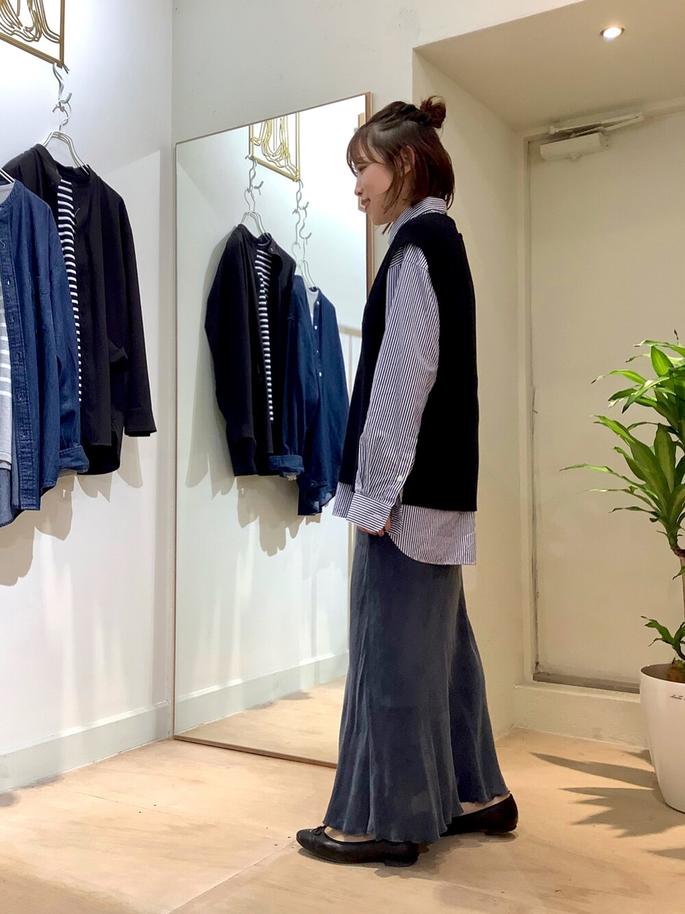 ブルー系のシャツ/ブラウスを着用したレディースの秋コーディネートの2枚目の写真