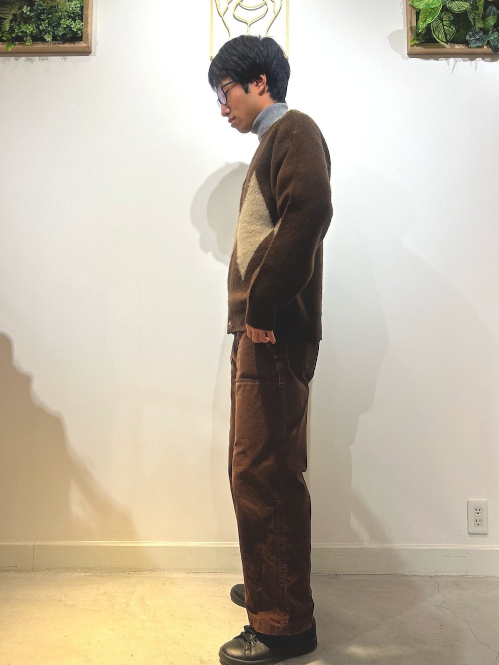 ブラウン系のカーディガン/ボレロ、グレー系のニット/セーター、ブラウン系のパンツを着用したレディースの冬コーディネートの2枚目の写真