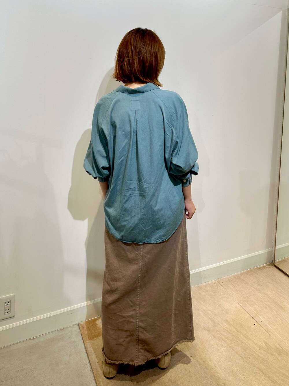 「BRICK&SONS、ブリックアンドサンズ、ユニセックス、シャツ、シャツスタイル、くすみカラー、秋コーデ、きれいめカジュアル、大人カジュアル、カジュアル、デニム、ローファー、ブラウン、東京シャツ、ootd」｜「BRICK & SONSのコットンレーヨン リラックスラグランスリーブシャツ＜モスグリーン＞（シャツ/ブラウス、グリーン系）」を使った、BRICK＆SONS アトレ川崎店さん（レディース・157cm）の秋コーディネートの2枚目の写真