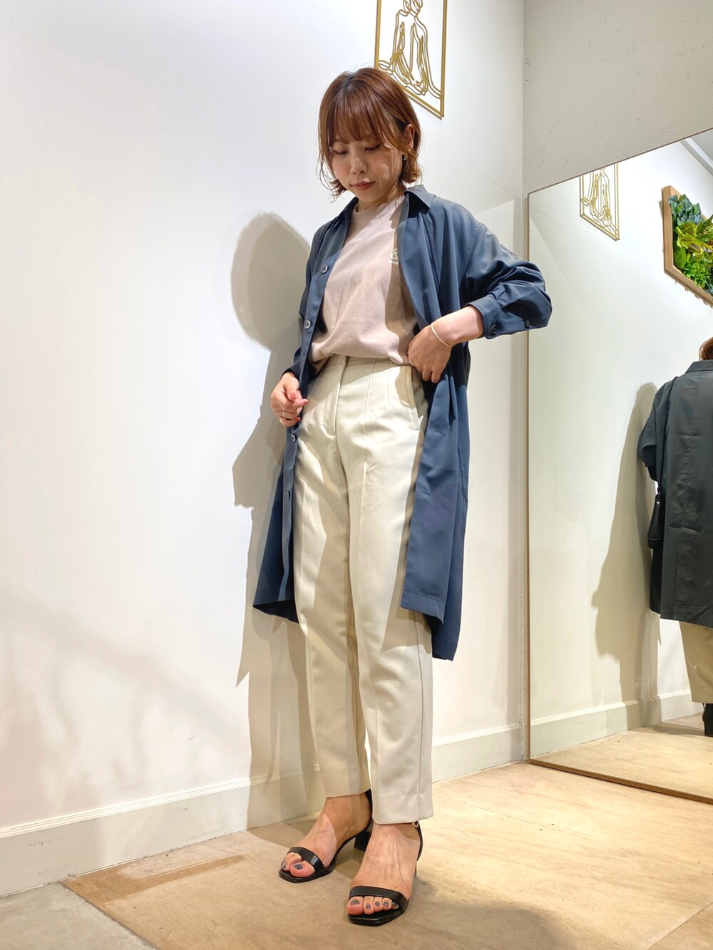 ホワイト系のパンツ、ピンク系のTシャツ/カットソー、ブラック系のショルダーバッグを着用したレディースの秋コーディネートの2枚目の写真