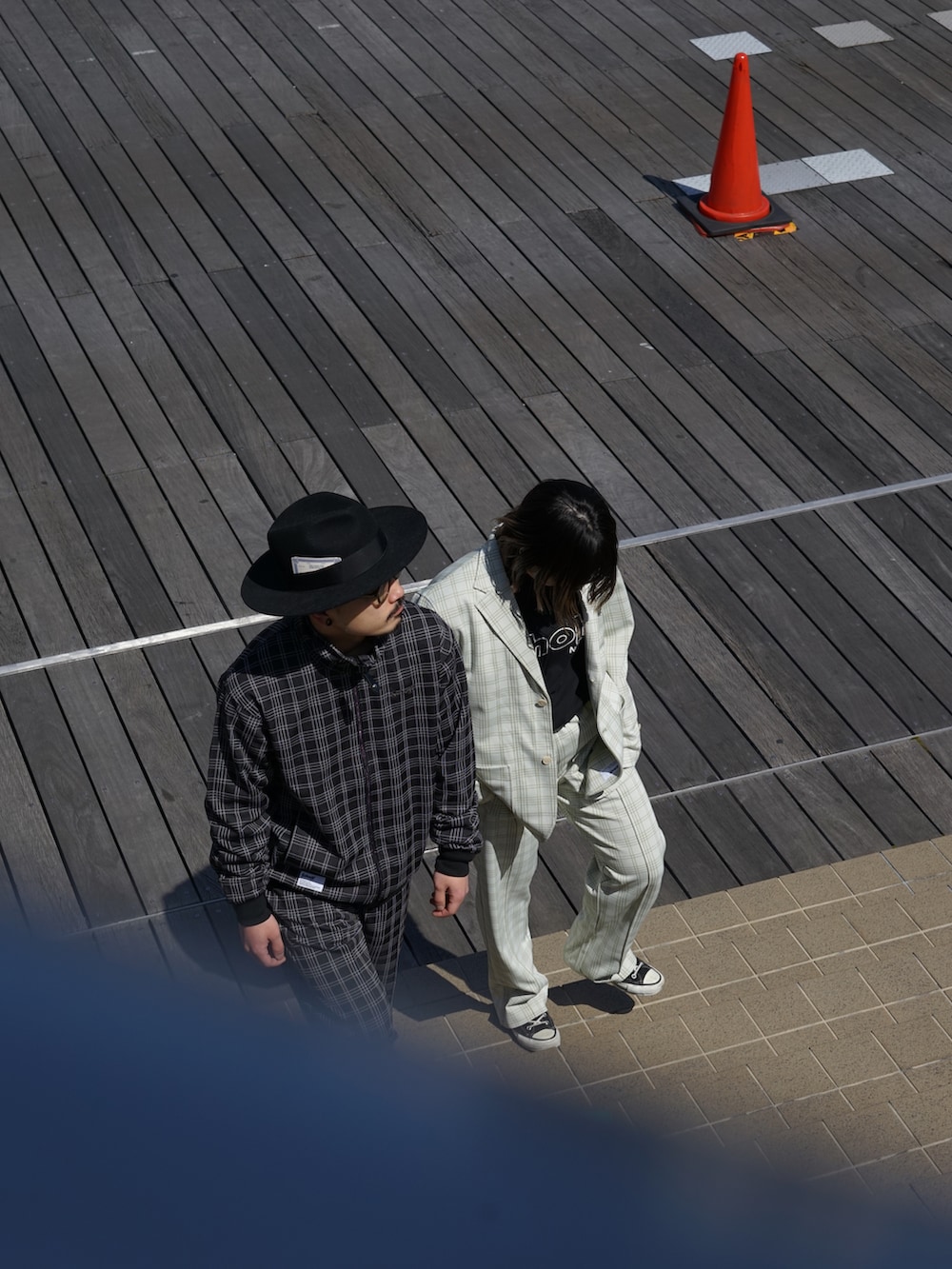 ホワイト系のテーラードジャケット、ホワイト系のその他パンツ、ブラック系のTシャツ/カットソーを着用したレディースの春コーディネートの3枚目の写真