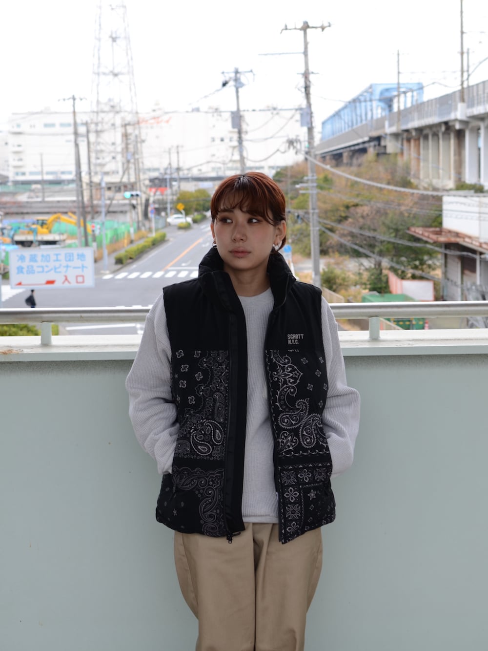 その他のダウンジャケット/コート、グリーン系のチノパンツを着用したレディースの冬コーディネートの2枚目の写真