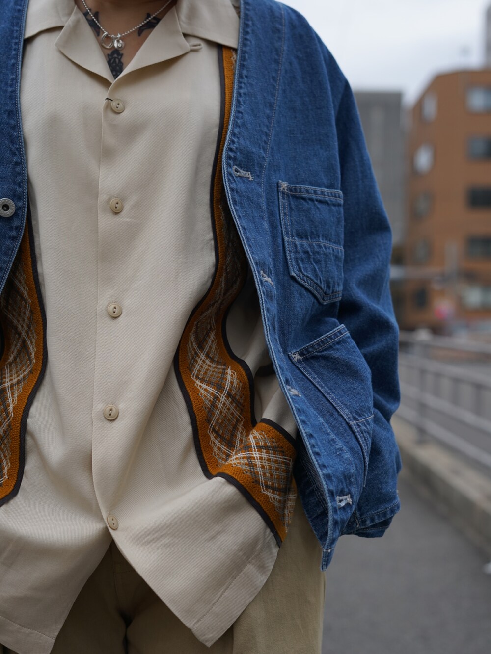「SCHOTT、デニム、デニムジャケット、シャツ、シャツスタイル、Dickies、バギーパンツ、カラーパンツ、ローファー、革靴、ベレー帽」｜「schottのSchott/ショット/NEP DENIM ENGINEER JACKET/ネップデニム エンジニアジャケット（デニムジャケット、ブルー系）」を使った、ｼｭﾘさん（レディース・154cm）の春コーディネートの2枚目の写真