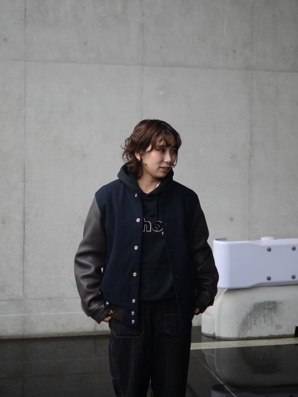 「SCHOTT、秋コーデ、スタジャン、レザー、パーカー、ラクチンコーデ、デニム、デニムパンツ、メンズライク、ロゴスウェット」｜「schottのSchott/ショット/HOODED SWEAT SHENEEL LOGO /シニールロゴ パーカー（パーカー、ブラック系）」を使った、ｼｭﾘさん（レディース・154cm）の秋コーディネートの2枚目の写真