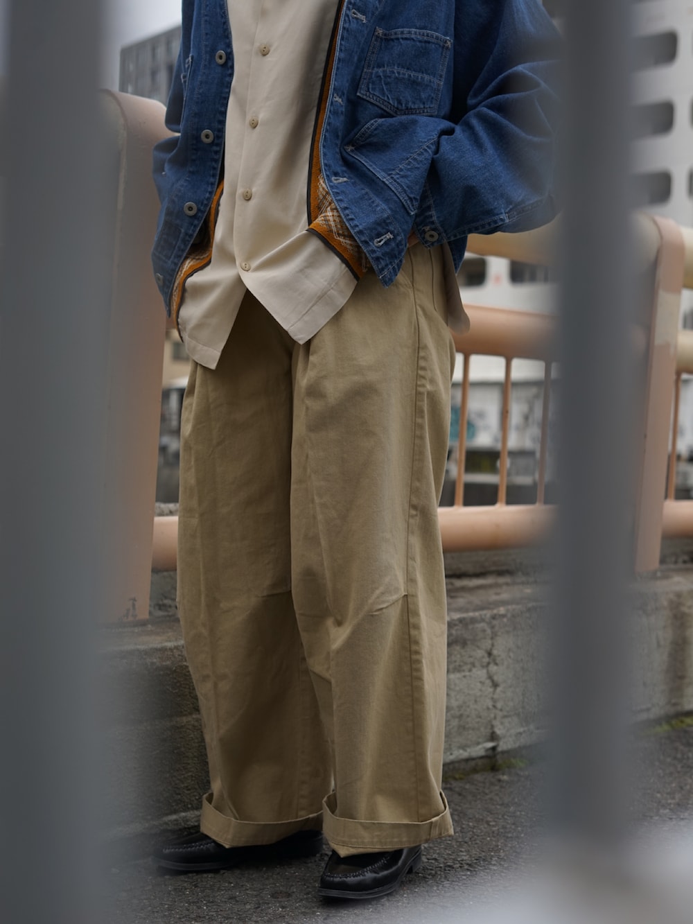 「SCHOTT、デニム、デニムジャケット、シャツ、シャツスタイル、Dickies、バギーパンツ、カラーパンツ、ローファー、革靴、ベレー帽」｜「schottのSchott/ショット/NEP DENIM ENGINEER JACKET/ネップデニム エンジニアジャケット（デニムジャケット、ブルー系）」を使った、ｼｭﾘさん（レディース・154cm）の春コーディネートの3枚目の写真